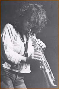 Heike Rllig spielt Sopran-Saxophon